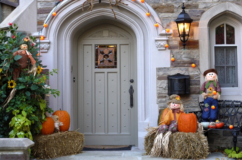 Halloween-Dekorationen für Haustüren und Fenster